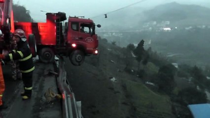 Une famille se retrouve coincée dans un camion suspendu dans le vide...