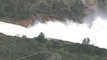 Rupture d'un barrage hydraulique filmée d'hélicoptère à Oroville (USA)