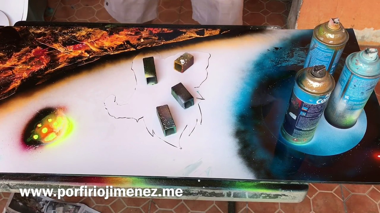 Il réalise un tableau de peinture en spray en quelques minutes !