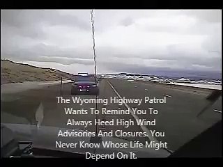 Ce camion écrase une voiture de police à cause... d'un coup de vent