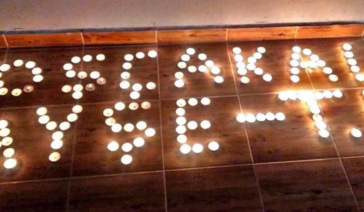 Daha önce mumlarla evi yakan aşıktan romantik veda