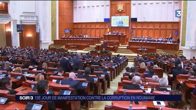 Roumanie : des milliers de manifestants forment un drapeau roumain pour protester contre la corruption