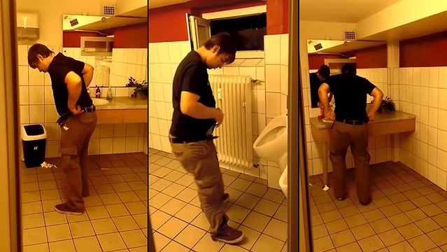 Un mec complètement bourré dans des toilettes !