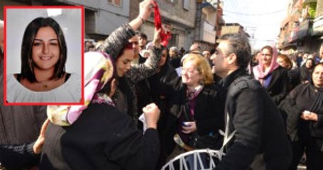 Cenazesinde Davul Çalınan Genç Kız Gelinlikle Defnedildi