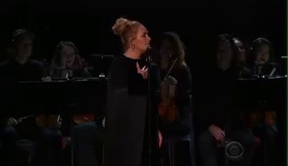 Adele victime de problèmes techniques en direct recommence sa prestation aux Grammy Awards