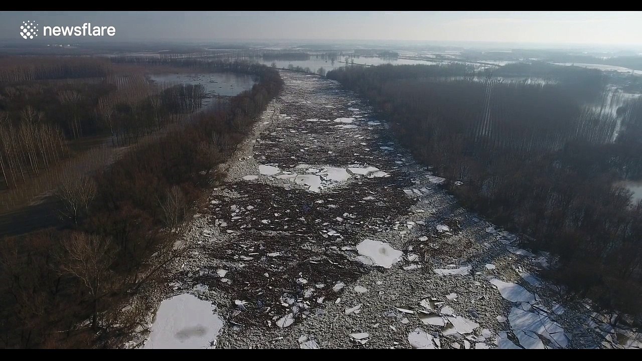 Drone captures ice jams and roaming ice floes on the Tisza river