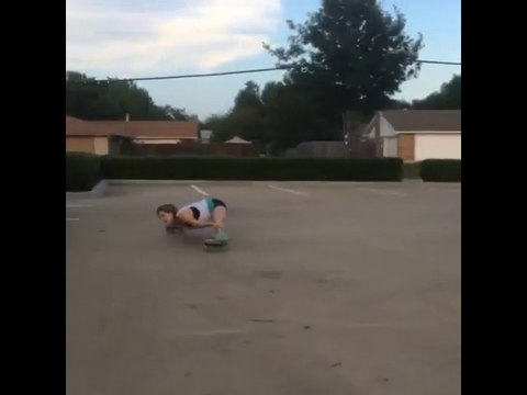 Elle passe en limbo roller sous un bus scolaire !