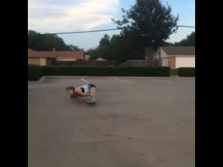 Elle passe en limbo roller sous un bus scolaire !