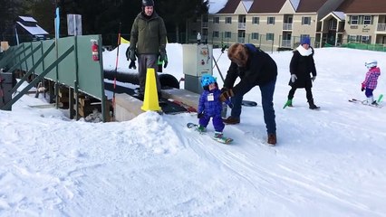 Ce gamin fait du snowboard comme un vrai pro