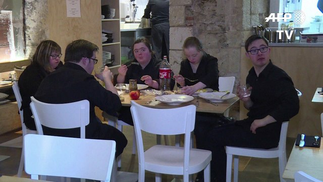 Un restaurant où les serveurs sont trisomiques