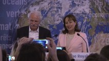 Ségolène Royal remet les insignes de Commandeur de l’ordre national du Mérite à Yann Arthus-Bertrand