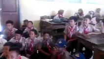 Anak sd nyanyi indonesia raya - lucu ngakak abis