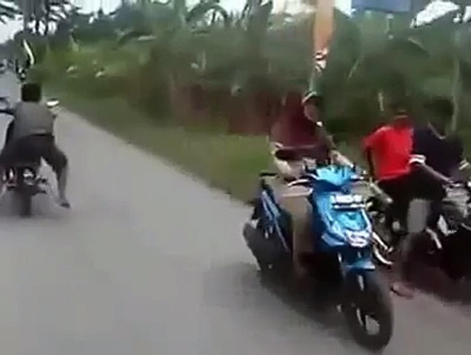 Kasian.. Tukang Sayur Tertabrak Akibat ABG Banyak Gaya Naik Motor