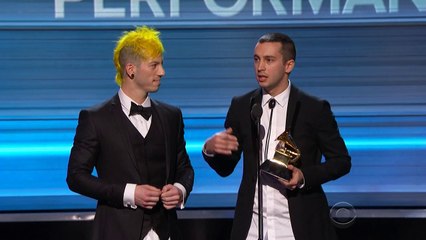 Twenty One Pilots Take Their Pants Off to Accept Award at Grammys 2017!