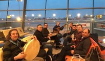 Uçağı rötar yapan müzik grubu havalimanında konser verdi