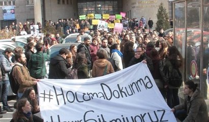 Ankara Üniversitesi'nden ihraç edilen akademisyenler alkışlarla uğurlandı