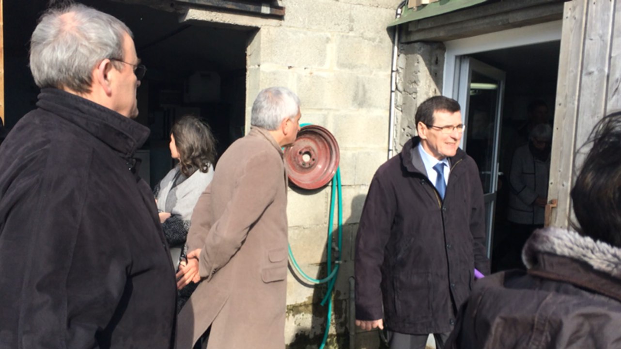 Hervé Morin en visite au Gaec d'Antain à Saint-Come-du-Mont (50)