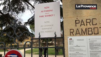 Aix : les militants s'opposent au cernage des arbres du parc Rambot