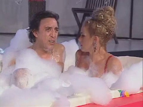 Luis Felipe Tovar le agarra las pompis a Niurka en la Tina