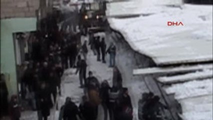 Ağrı'da Sebze Pazarının Çatısı Kardan Çöktü