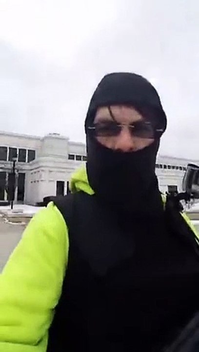 Ces deux illuminés entrent armés et cagoulés dans un commissariat