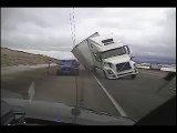 Ce camion s'écrase sur une voiture de police, poussé par des vents forts. Accident incroyable