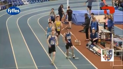 Cet athlète perd sa course bêtement à cause d'un élastique. C'est pas de chance