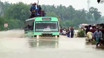 5 Sopir Bus Nekat Terjang Banjir Besar, Yang Terakhir Gagal