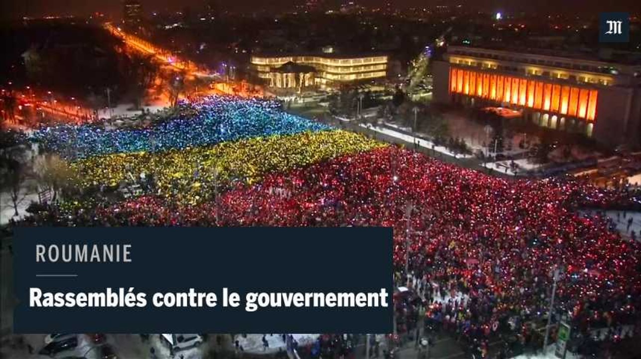 A Bucarest, la foule forme un drapeau géant pour réclamer la démission du gouvernement
