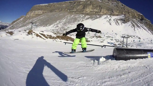 Ce petite garçons est un pro du snowboard à 6 ans !