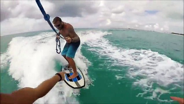 Il fait sa séance de wakeboard quand soudain, il voit des dauphins. Un moment magique !