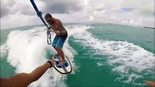 Il fait sa séance de wakeboard quand soudain, il voit des dauphins. Un moment magique !