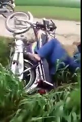 Bangla funny videos 2016. দেখুন হালায় কত বড় বলদ, দেখলে হাসতেই হবে।