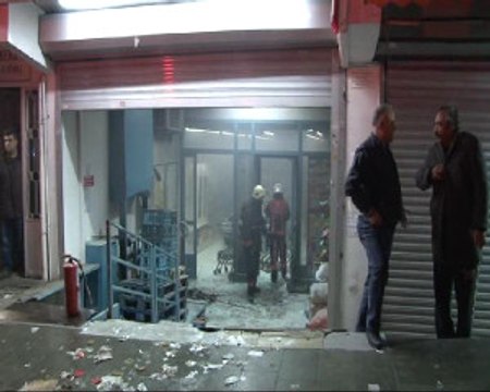 İstanbul'da Yüzü Maskeli Kişiler Markete Molotofla Saldırdı