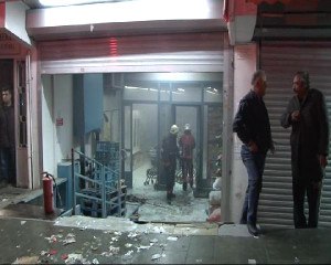 İstanbul'da Yüzü Maskeli Kişiler Markete Molotofla Saldırdı