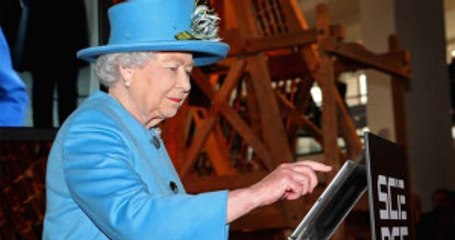 Kraliçe Elizabeth 140 Bin Lira Maaşla Tweet Atacak Eleman Arıyor