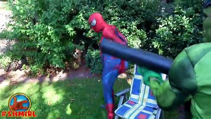 Download Video: Spiderman BIG BUTT! Bees SURPRISE! w/ Frozen Elsa Joker Hulk Pink Spidergirl! Superhero Fun IRL 4K