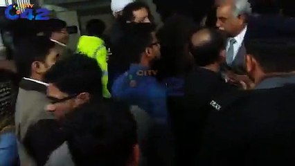 See What People Did With Lord Mayor of Lahore In Gangaram Hospital After Blast - Watch video