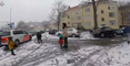 Bataille de boules de neiges avec un policier.