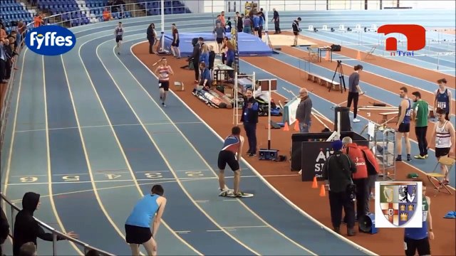 Un athlète perd une course à cause d'un élastique