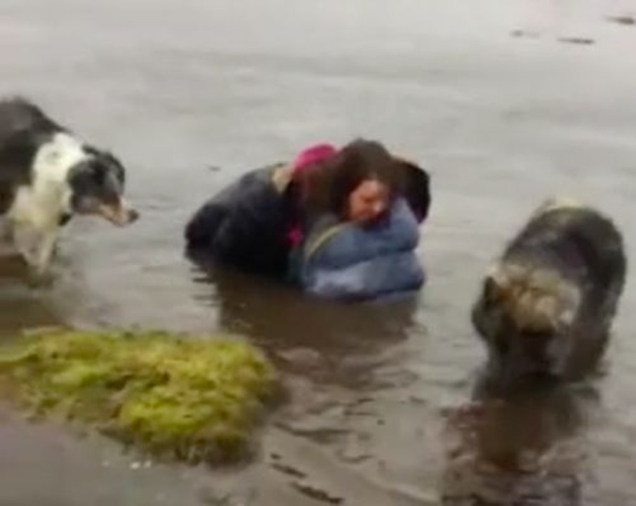 Une jeune femme chute dans un lac !