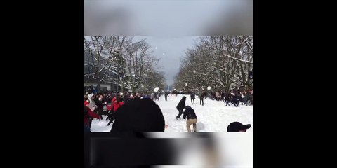 Une bataille de boule de neige géante !