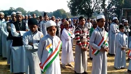 Sare Jahan Se Achha Hindustan Humara Sung by Jamia Arifia Students
