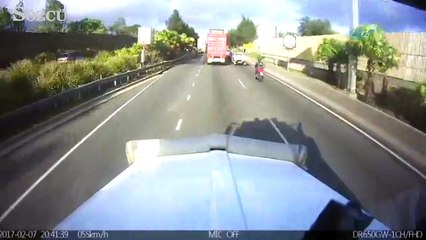 Motosiklet kamyonetin kasasına uçtu