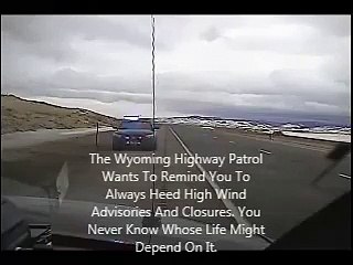 Un camion poids lourd se couche sur une voiture de police