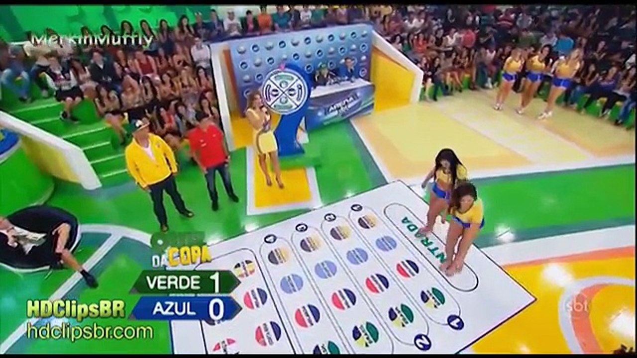 Brazilian girls play Twister