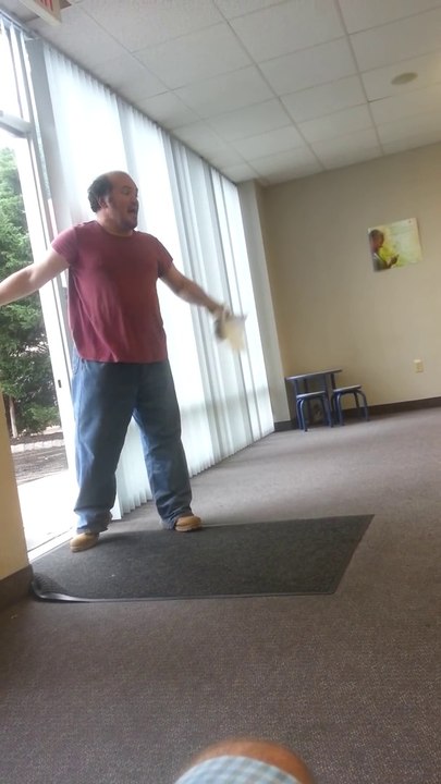 Ce fou hurle dans un hôpital pour avoir ses pilules... Drogué !