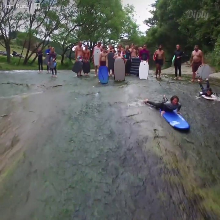 Ce rocher est en fait un toboggan à eau incroyable...