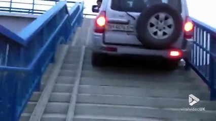 Скачать видео: Il grimpe les escaliers avec son 4x4