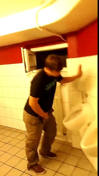 Bourré il s’assomme sur le radiateur dans les toilettes d'un restaurant